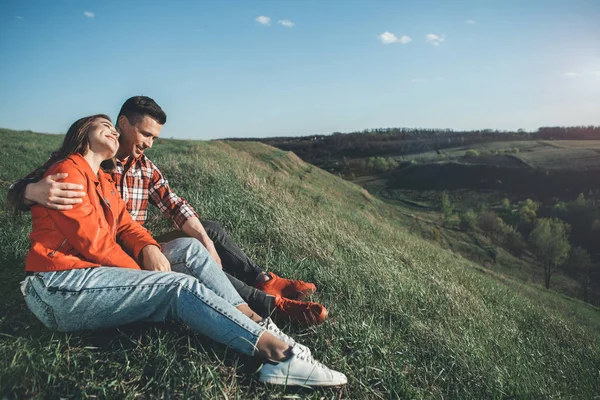 Mosolygó nő és férfi határoló egymás hegyen — Stock Fotó