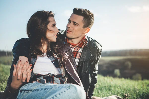 Adorable couple talking to each other in nature — Stock Photo, Image