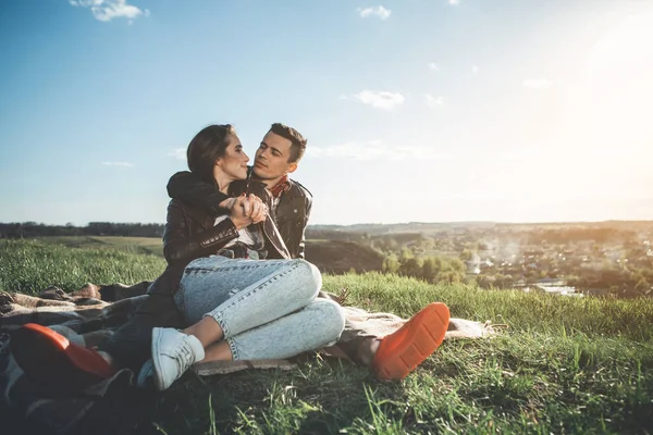 Homme et femme paisibles profitant de passer du temps ensemble sur la prairie — Photo