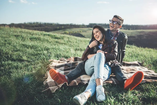 Radostné mladí lidé na zelené trávě — Stock fotografie