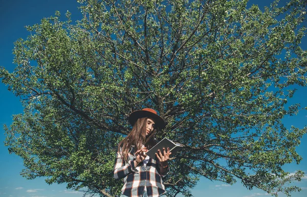 Chica disfrutando de ocio cerca hermoso árbol verde —  Fotos de Stock