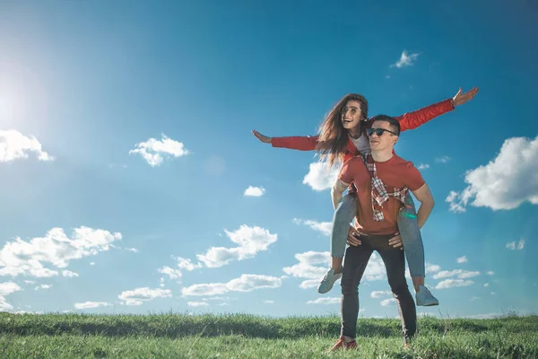 Happy liefdevolle jongeren plezier in de natuur — Stockfoto