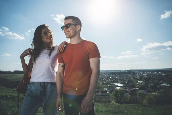 Pareja cariñosa descansando juntos en el campo —  Fotos de Stock