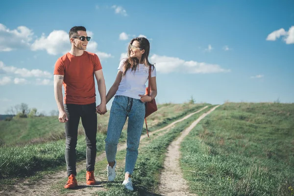 Feliz joven pareja disfrutando de la naturaleza en la excursión —  Fotos de Stock