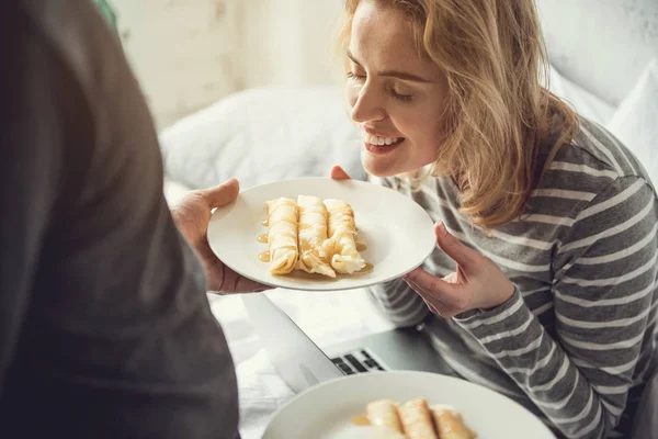 Örömteli nő vesz ízletes reggelit pasija — Stock Fotó