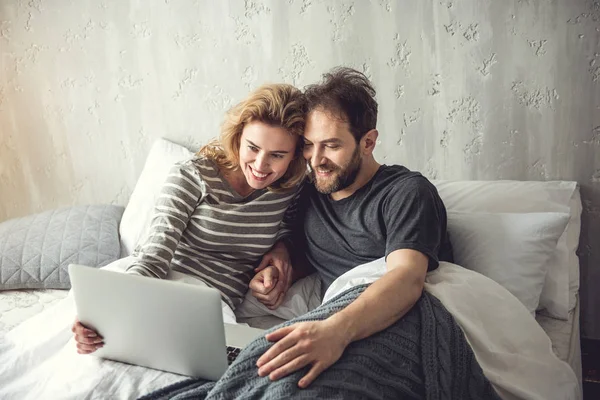 Lycklig make tittar på något intressant på laptop — Stockfoto