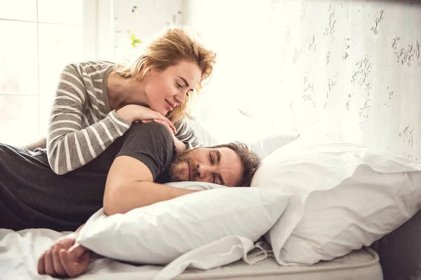 Glada damen tittar på somna själsfrände — Stockfoto