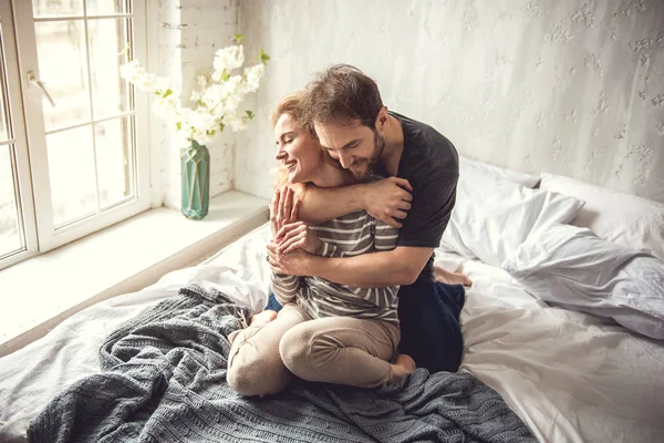 Feliz abrazo cónyuge en el dormitorio — Foto de Stock