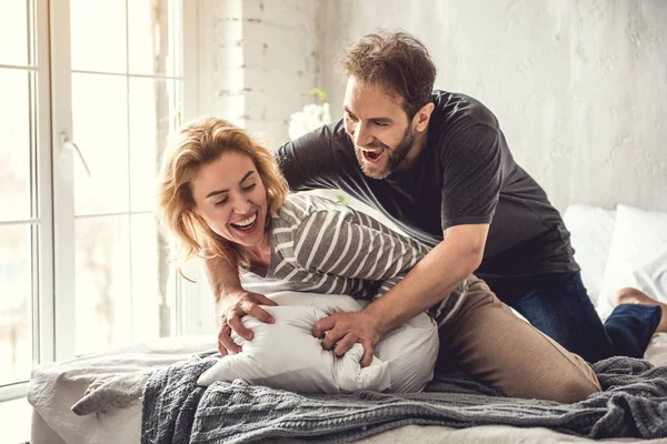 Lustiga mannen är underhållande själsfrände i sovsal — Stockfoto