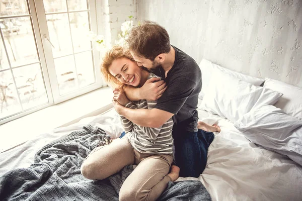 Člověk je objímat pevně milovanou ženu — Stock fotografie