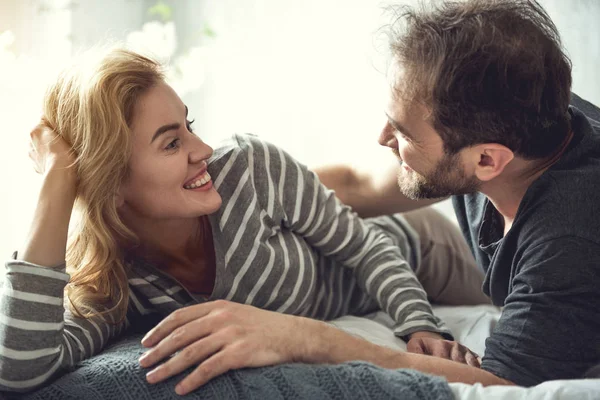 Junges grinsendes Paar entspannt zu Hause — Stockfoto