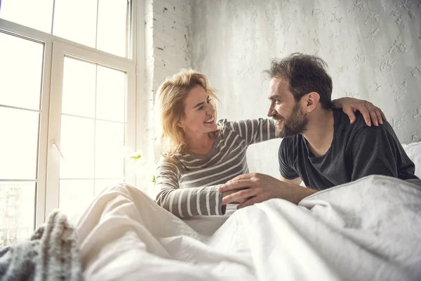 Gladlynt kvinna kramas kära mannen — Stockfoto