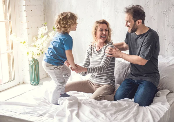 가족을 웃 고 공유 하는 즐거운 순간 함께 침실에 — 스톡 사진