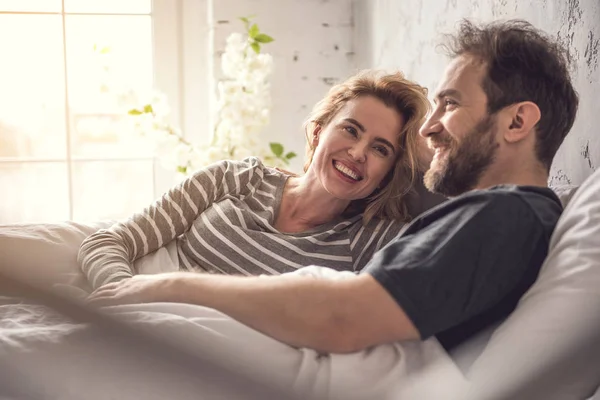 Zwei liebende Menschen amüsieren sich im Bett — Stockfoto