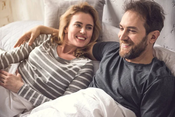 Zachte gelukkig man is teder omarmen zijn soulmate — Stockfoto