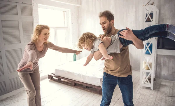 행복 한 가족 함께 기숙사에서 비행기 게임 재생 — 스톡 사진