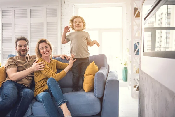 Familia encantadora están pasando tiempo libre juntos en casa —  Fotos de Stock