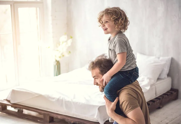 Kärleksfull Fader Gos ungen i ljus sovsal — Stockfoto