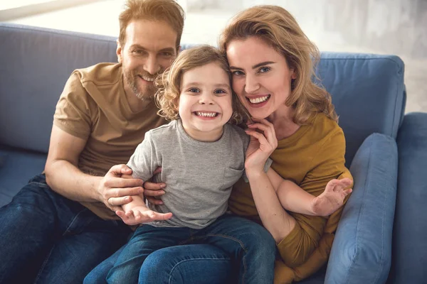 I genitori gioiosi si stanno divertendo con il figlio — Foto Stock