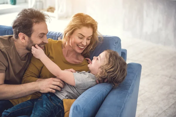 Naire ouders zijn onderhoudend zoon binnenshuis — Stockfoto