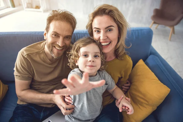 Vrolijke paar is tijd doorbrengen met kind in huiselijk sfeer — Stockfoto