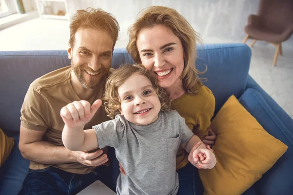 Kärleksfull familj har bra tid hemma — Stockfoto
