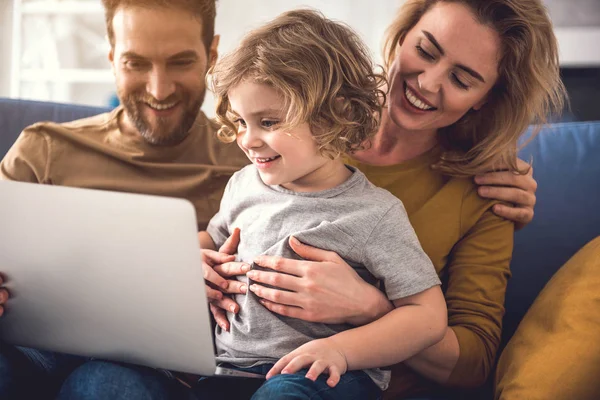 Vrolijke familie bekijkt laptopscherm — Stockfoto