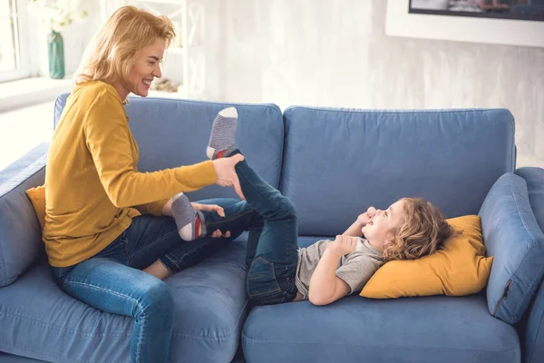 Sonriente madre está haciendo reír al niño en el interior —  Fotos de Stock