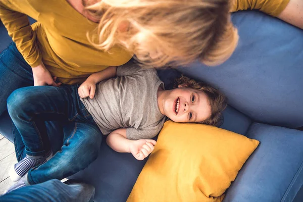 Sorridente ragazzino si sta divertendo con la mamma a casa — Foto Stock