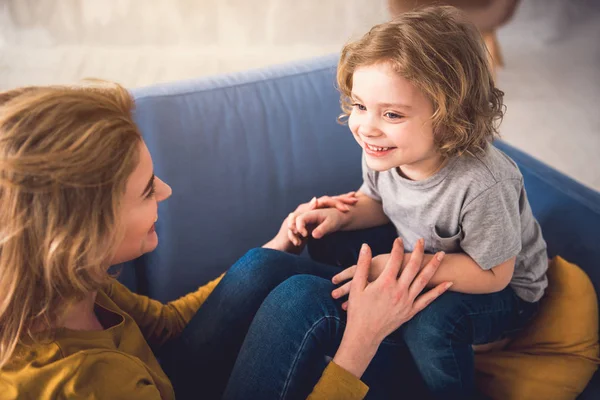 Sonriente madre e hijo están disfrutando en casa — Foto de Stock