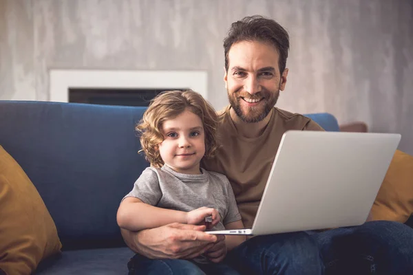 Vrolijke papa en jongen zijn laptop gebruiken thuis — Stockfoto