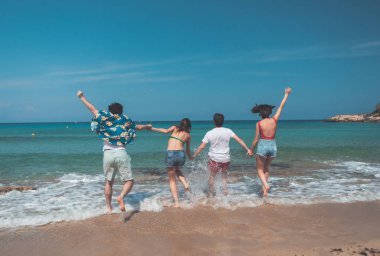 Neşeli arkadaşları okyanusa birlikte çalışan 