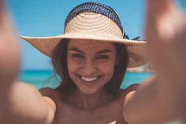 Heyecanlı kız sahilde fotoğraf çekmek 