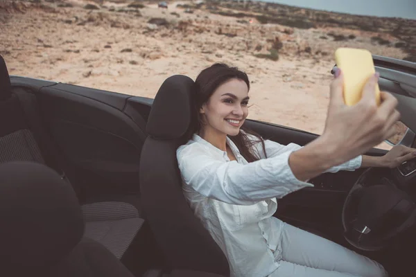 Glad ung kvinna att göra selfie på mobiltelefon i personlig transport — Stockfoto