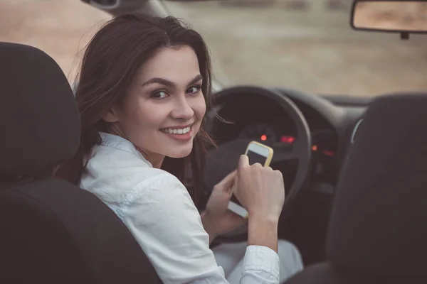 Feliz joven mujer disfrutando de paseo en vehículo descapotable — Foto de Stock