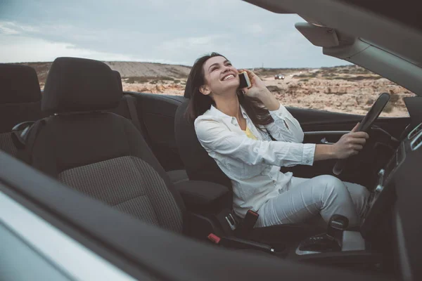 Ragazza felice godendo il suo viaggio con i trasporti personali — Foto Stock