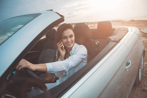 Jsem rád, že mladá žena mluvit na mobilním telefonu v autě — Stock fotografie