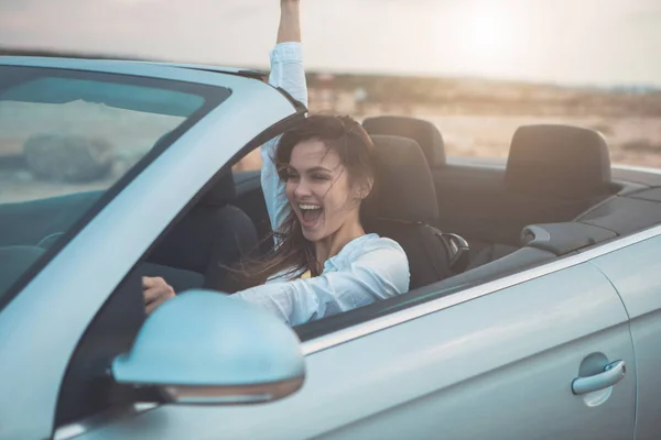 Giovane donna spensierata che gode di velocità sul trasporto personale — Foto Stock