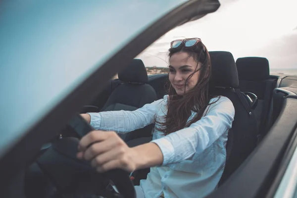 Chica alegre conduciendo un vehículo descapotable — Foto de Stock