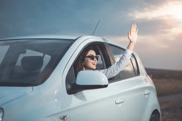 Glad ung kvinna ha roligt under resan genom personlig transport — Stockfoto