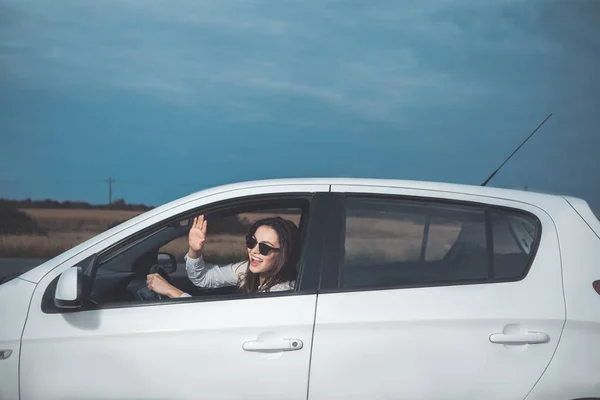 Ragazza allegra godendo il suo viaggio con i trasporti in natura — Foto Stock