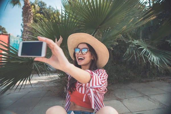 Heureuse touriste féminine faisant selfie dans un endroit tropical — Photo