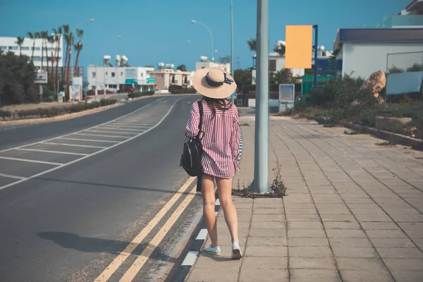 Chica de moda disfrutando de caminar al aire libre —  Fotos de Stock