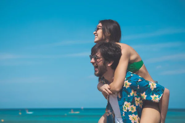 Despreocupado chico y chica divirtiéndose en la playa — Foto de Stock