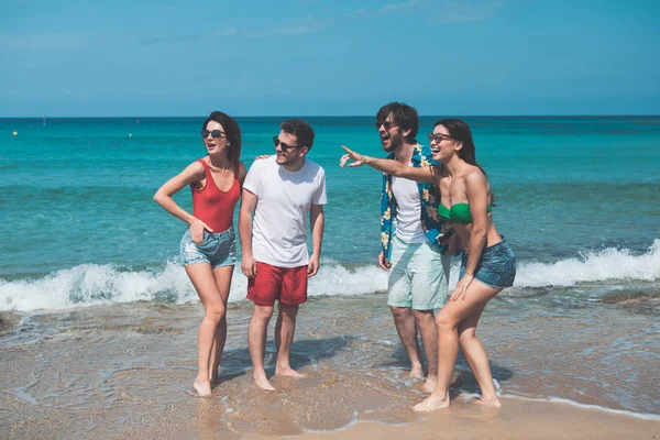 Allegro ragazzi e ragazze divertirsi in spiaggia — Foto Stock