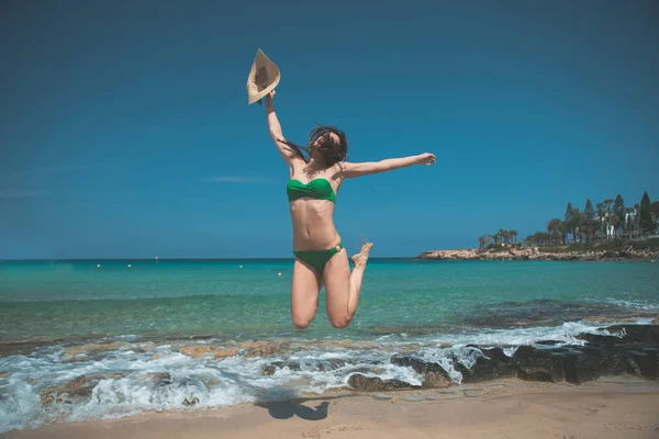 Giovane donna allegra che salta al mare — Foto Stock