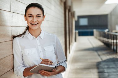 Neşeli erkek karalama alanı içinde planı yapma