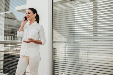 İş kadını hoş iletişim cellphone tarafından zevk