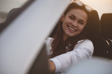 İyimser güzel kız yaz tatili keyif alıyor