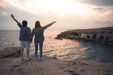 Hoş romantik çift kaya üzerinde dinleniyor